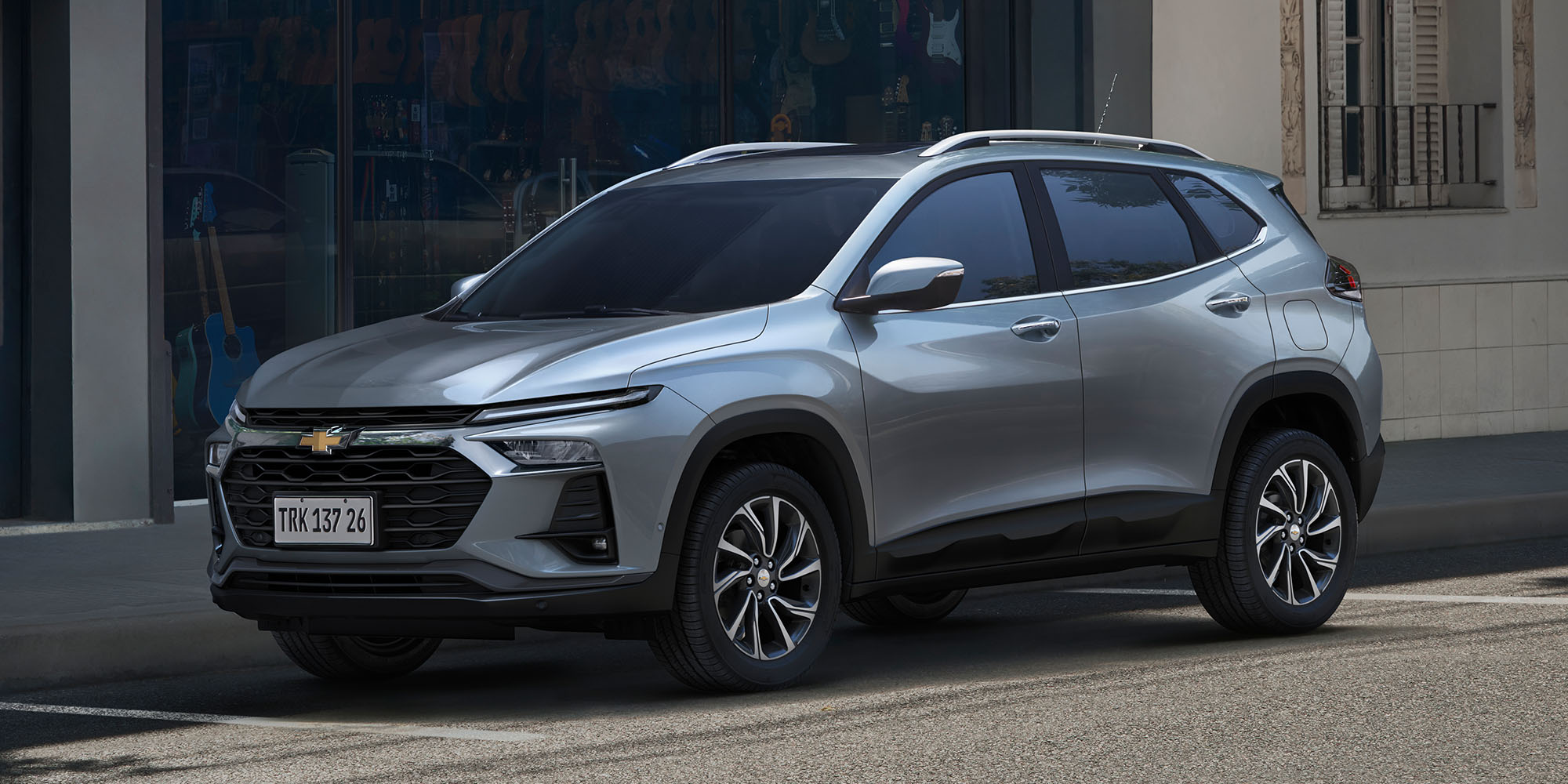 Chevrolet Tracker plateada estacionada en una calle urbana.