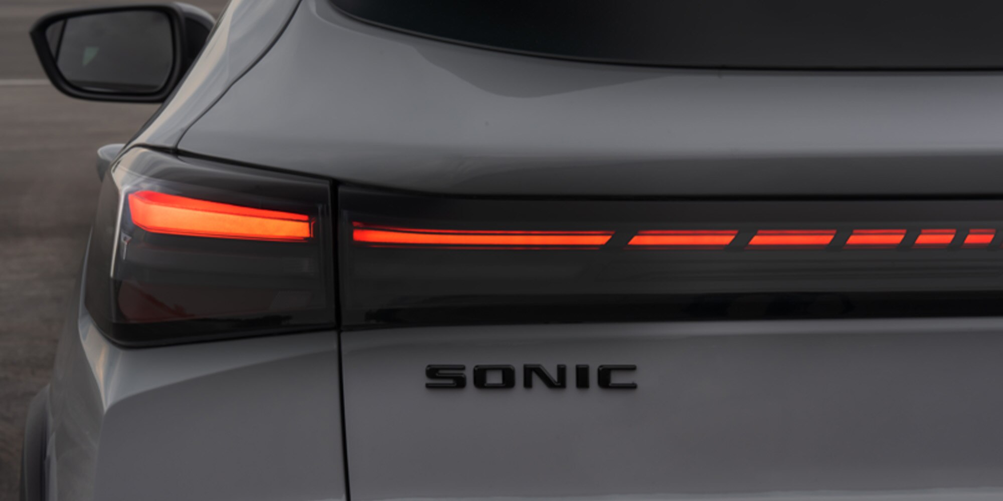 faros traseros y logo Sonic Chevrolet Sonic 2027