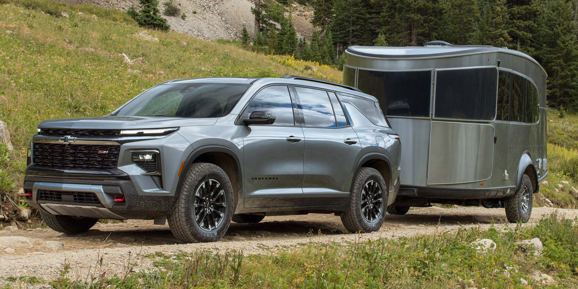 chevrolet traverse z71 remolcando en terreno natural