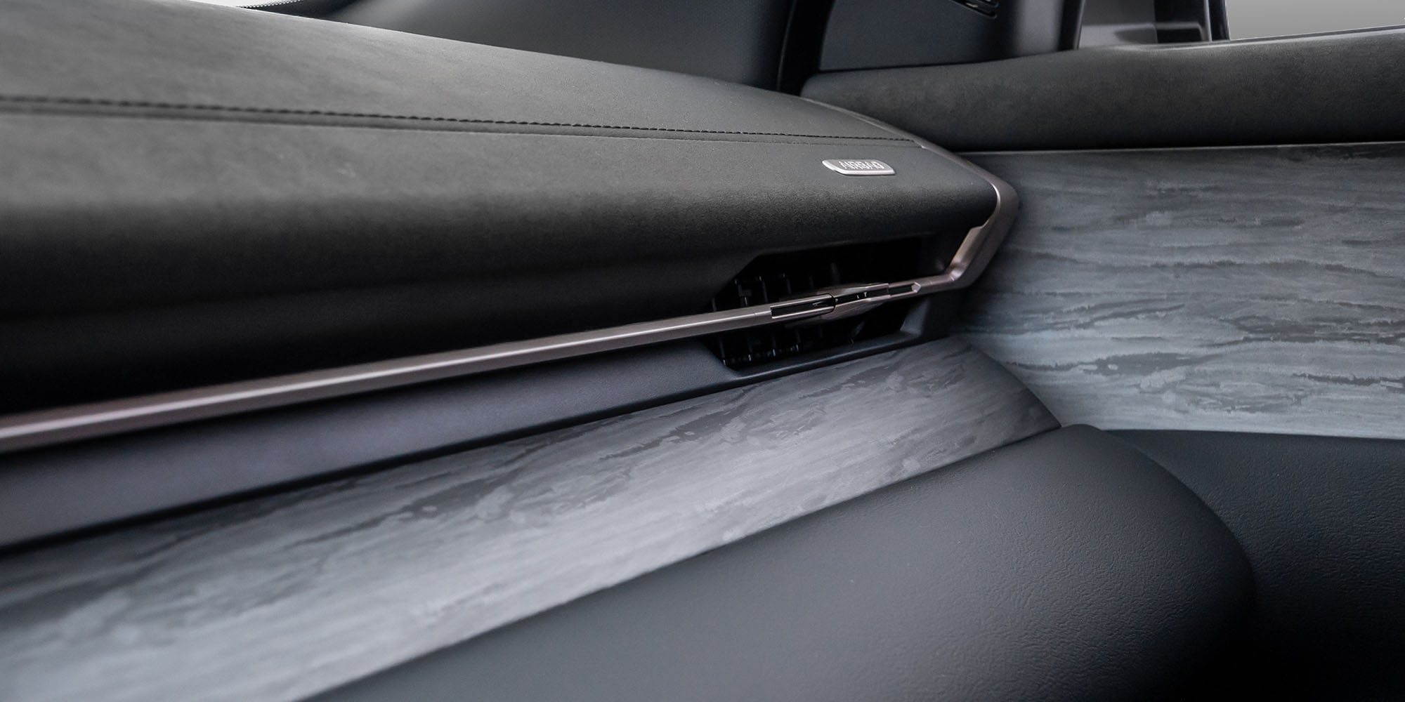 Acabado interior tipo madera Captiva EV 2026